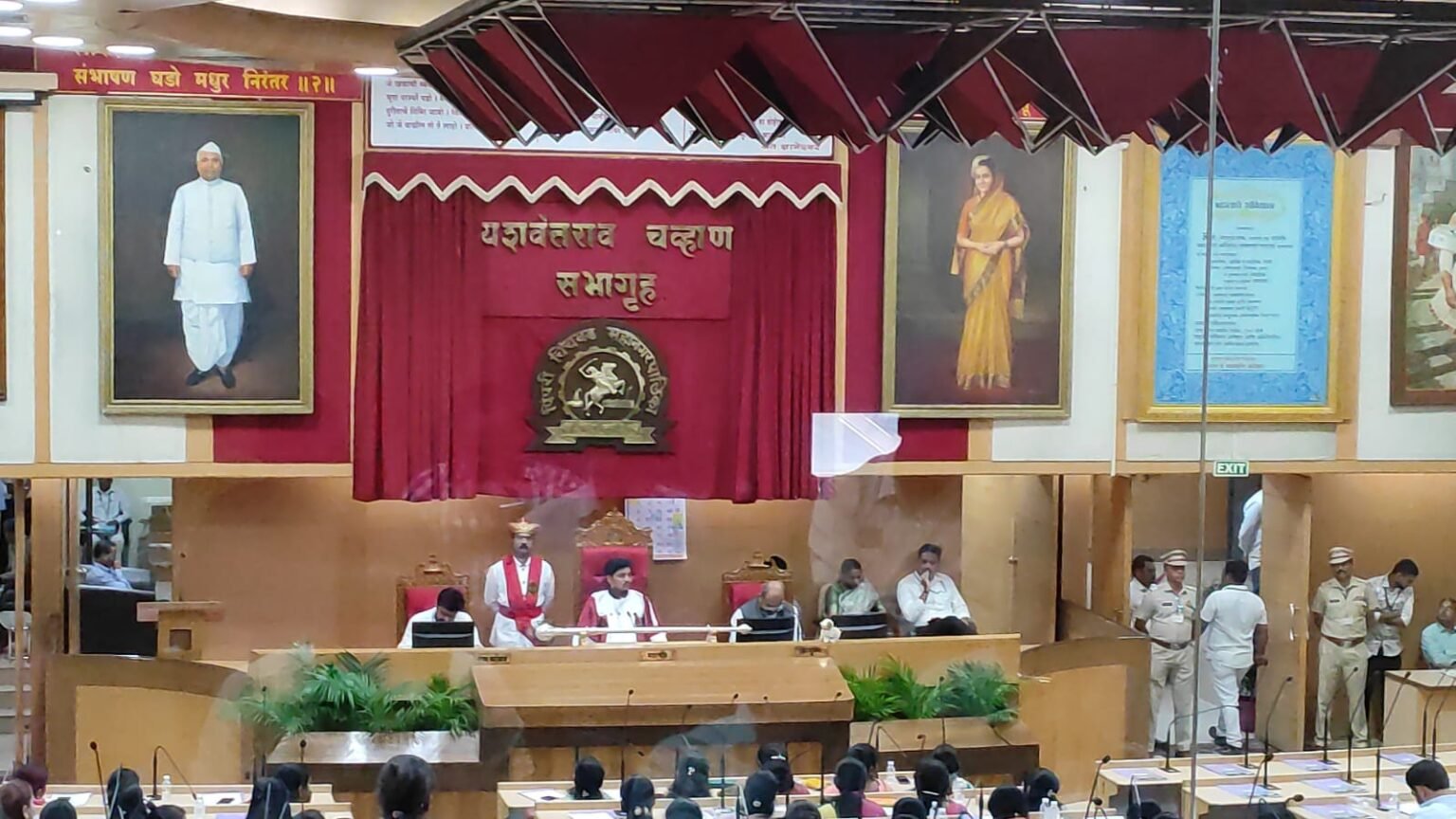 सभागृहात ‘प्रतीकात्मक कुत्रा’; भटक्या कुत्र्यांवर राजू मिसाळ आक्रमक