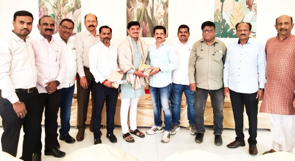 दिशा फाउंडेशनच्या वतीने महापौर रवी लांडगे आणि नगरसेविका अरुणा लंगोटे यांचा सत्कार