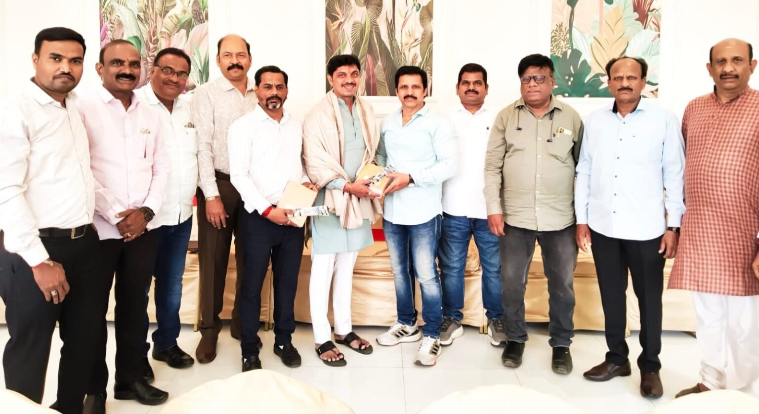 दिशा फाउंडेशनच्या वतीने महापौर रवी लांडगे आणि नगरसेविका अरुणा लंगोटे यांचा सत्कार