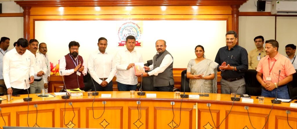 पिंपरी चिंचवड महानगरपालिकेचा ५ हजार ६६० कोटी रुपयांचा अर्थसंकल्प आयुक्त श्रावण हर्डीकर यांनी स्थायी समिती समोर केला सादर