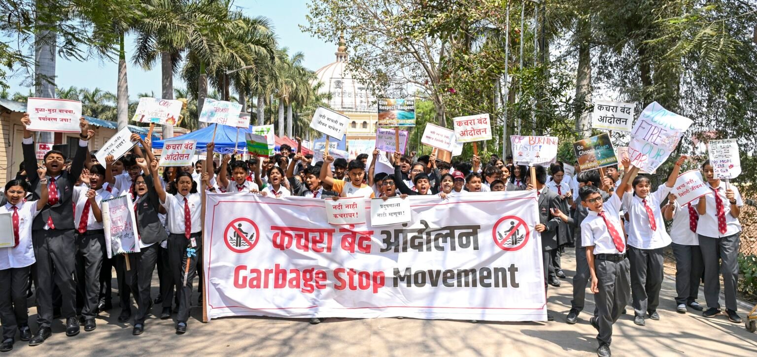 नदीत कचरा टाकण्याविरोधात विद्यार्थ्यांचा एल्गार कायम लोणी-काळभोर ग्रामपंचायतीचा निर्णय रखडला