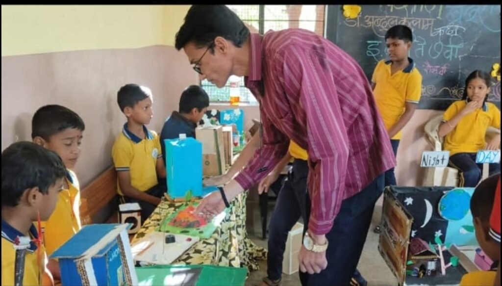 विज्ञानातील संकल्पनांवर आधारित विद्यार्थ्यांकडून आकर्षक व उपयुक्त मॉडेल्स सादर