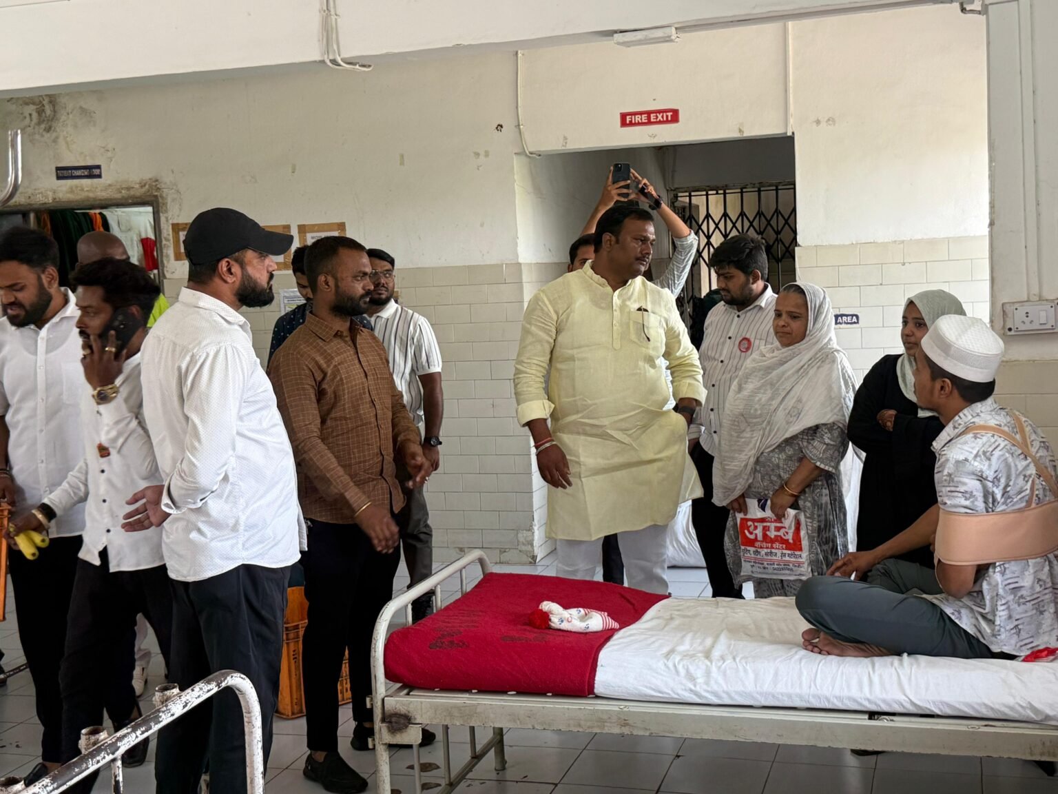 महिला दिन व मनसे वर्धापन दिनानिमित्त वायसीएममध्ये रुग्णसेवा; मनसेकडून फळ वाटप