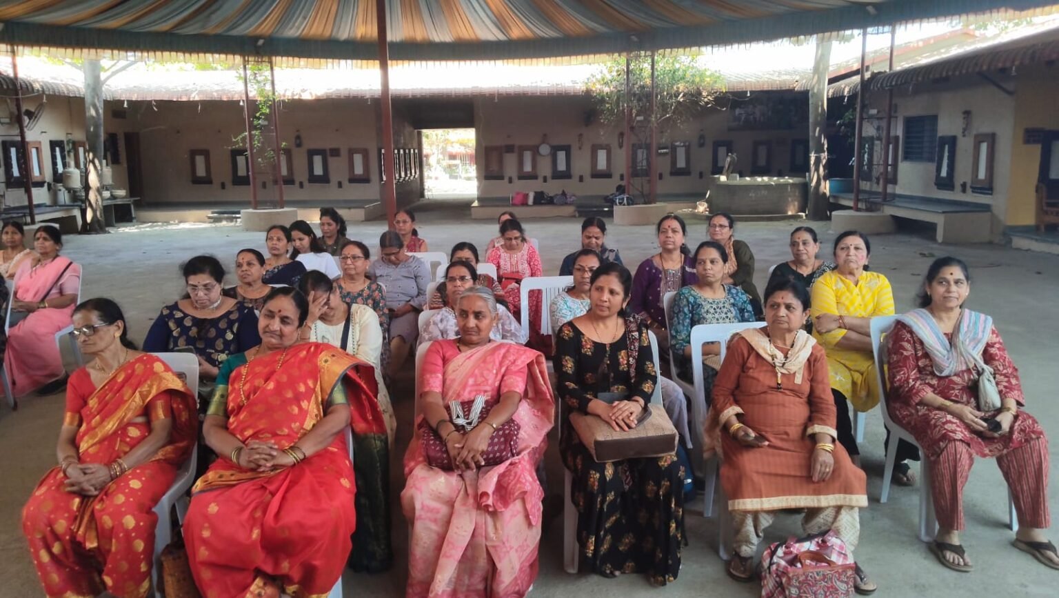 ओम साई या संस्थेतर्फे महिलादिनाच्या निमित्ताने सहलीचे आयोजन