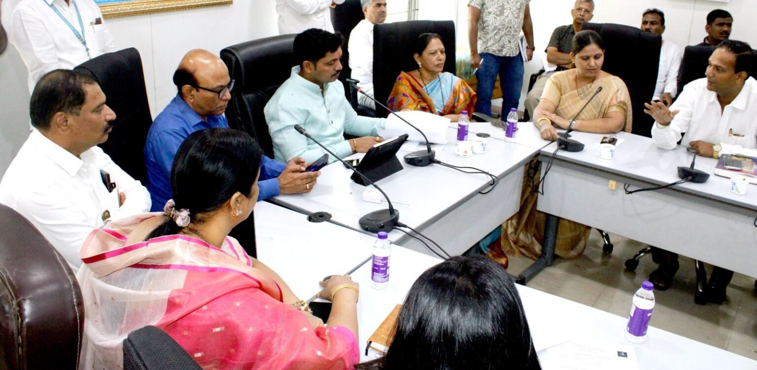 पिंपरी चिंचवड शहरातील नागरिकांच्या तक्रारींवर तात्काळ कार्यवाही करा; महापौर रवि लांडगे यांच्या संबधित अधिकाऱ्यांना सूचना