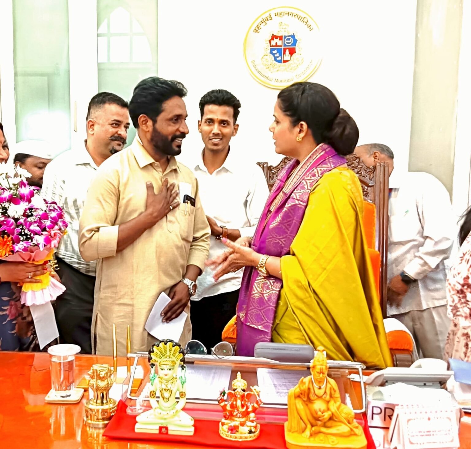 बृहन्मुंबई महापौर रितू तावडे यांची कामगार नेते काशिनाथ नखाते यांच्याशी फेरीवाल्यांच्या प्रश्नांवर चर्चा