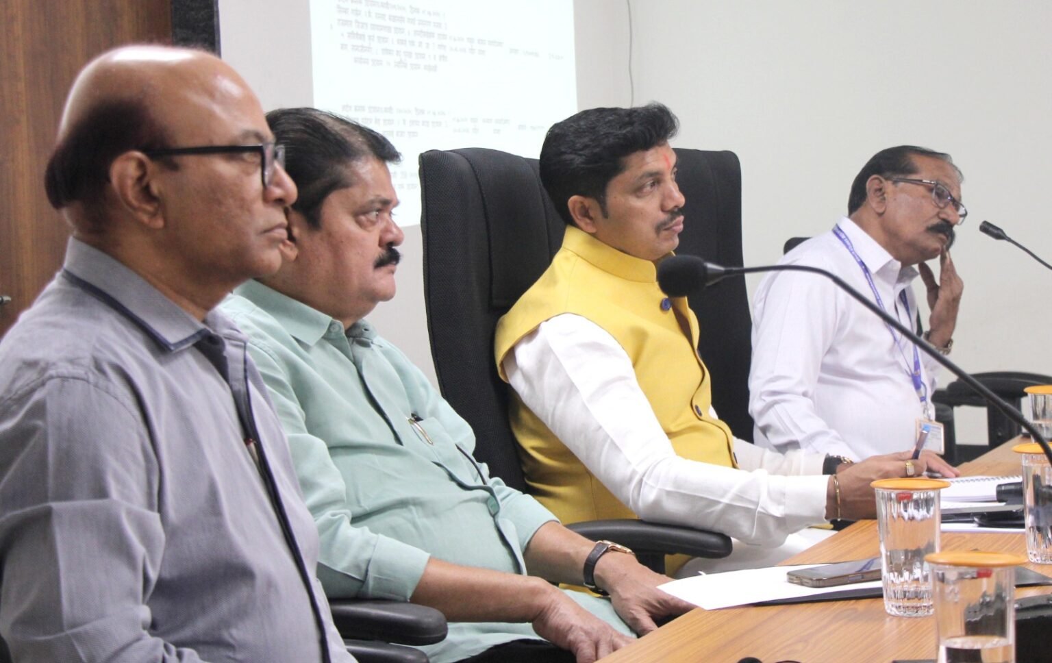 प्रत्येक प्रभागातील समस्या संवेदनशीलतेने समजून प्राधान्याने सोडवा – महापौर रवि लांडगे