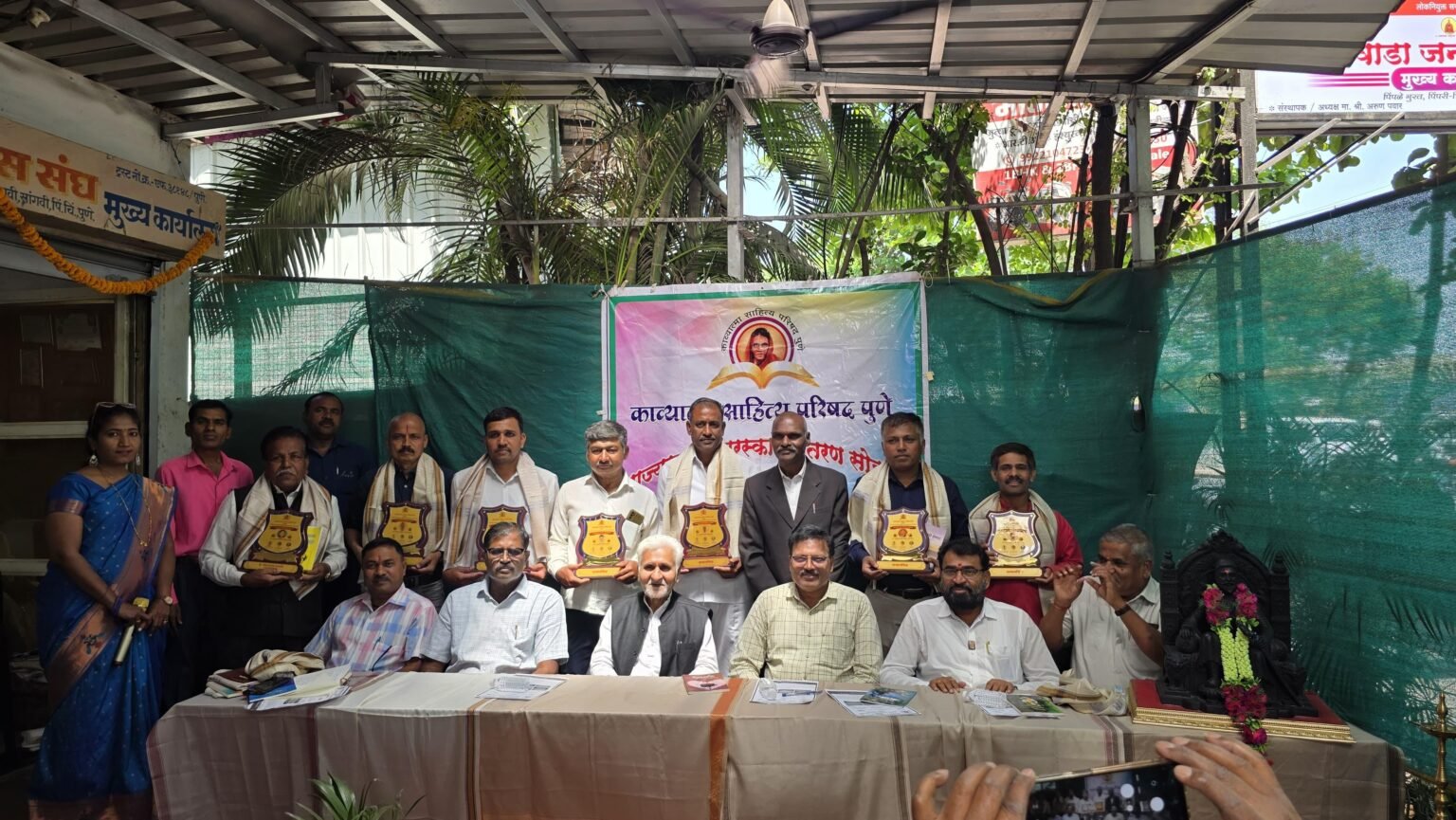 आज माझे झाड झाले, दुःख दृष्टी आड झाले – गझलकार म.भा.चव्हाण