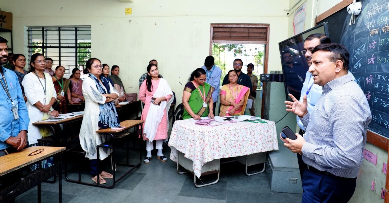 आयुक्त डॉ. विजय सूर्यवंशी यांची जनगणना प्रशिक्षण केंद्रास भेट