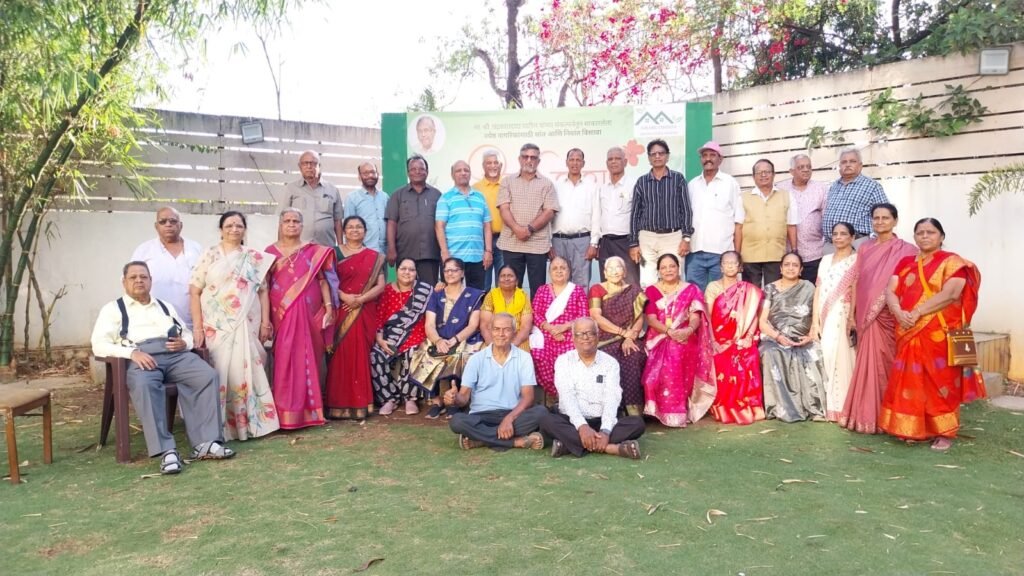 पन्नास वर्षांनंतर एकत्र आले शाळासोबती