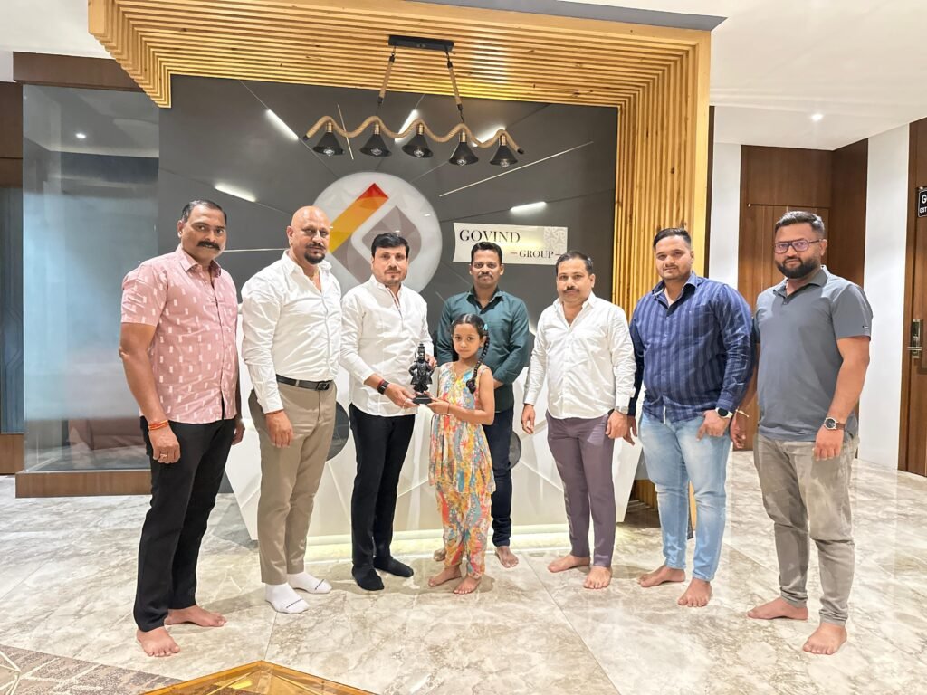 ”स्वराज्याच्या इतिहासाची छोटी वारसदार! ज्योतिबा कॉलनीतील कु.शर्विका म्हात्रेने सर केले १७५ किल्ले; शत्रुघ्न काटेंकडून सन्मान!”