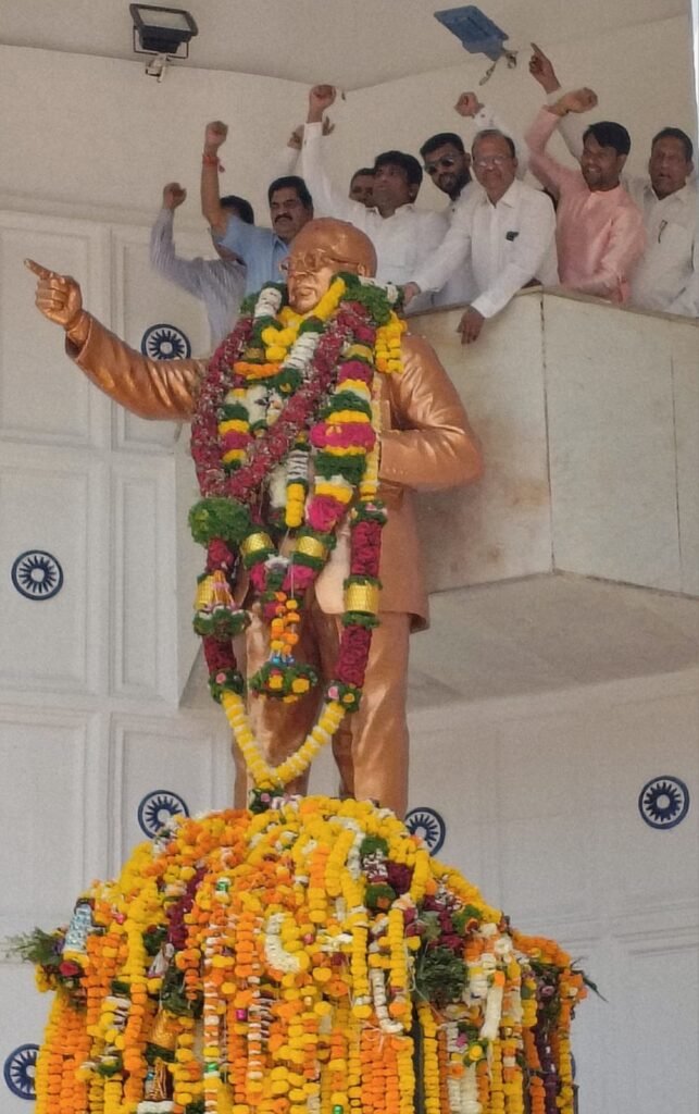 महामानवाला काँग्रेसची मानवंदना