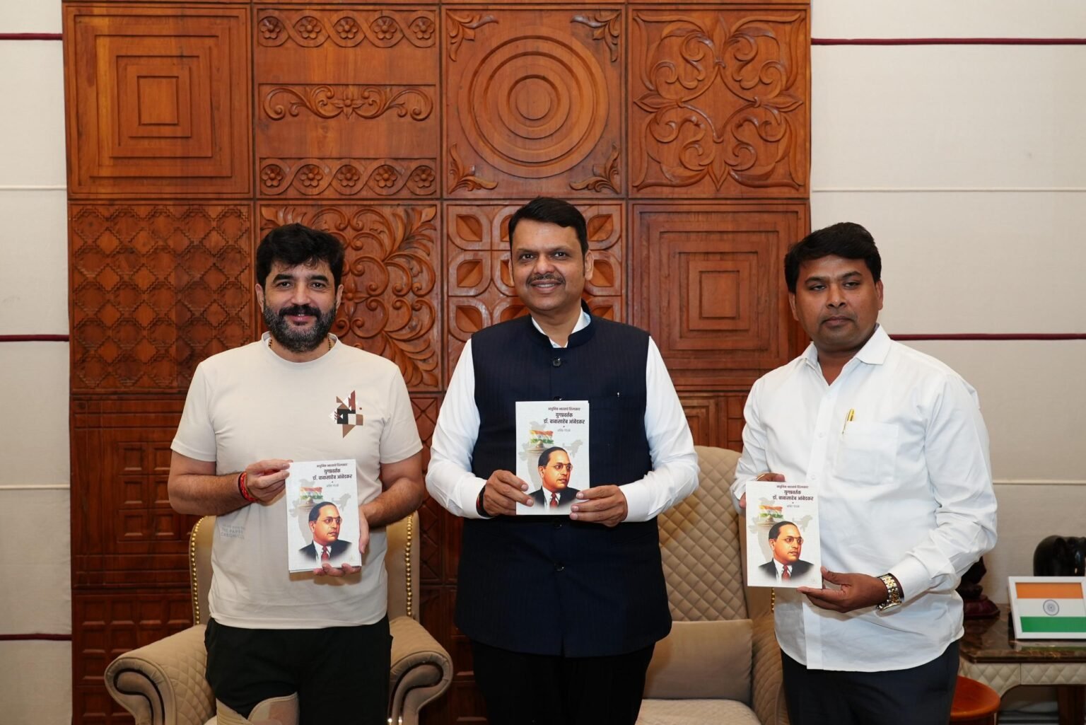 आमदार अमित गोरखे लिखित ‘आधुनिक भारताचे शिल्पकार : युगप्रवर्तक डॉ. बाबासाहेब आंबेडकर’ पुस्तकाचे मुख्यमंत्री देवेंद्र फडणवीस यांच्या हस्ते लोकार्पण