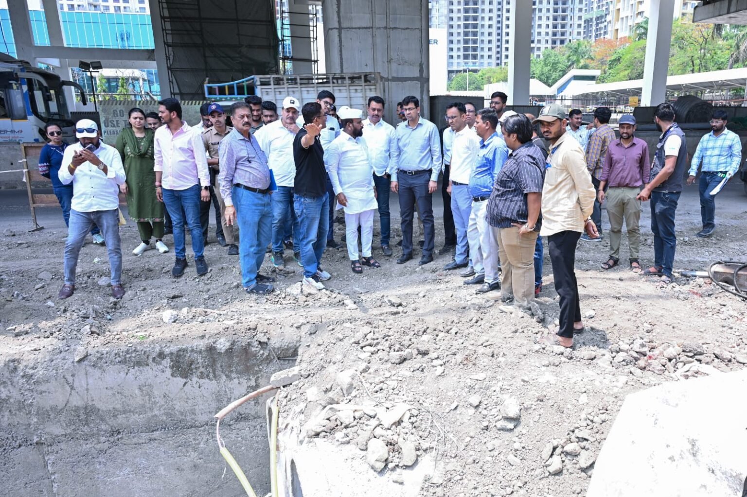 पावसाळ्यापूर्वी हिंजवडीतील नालेसफाई, रस्ते दुरुस्तीला गती द्या! महानगर आयुक्तांचे प्रशासनाला आदेश; आमदार शंकर मांडेकरांसह ‘आयटी’ परिसराची पाहणी