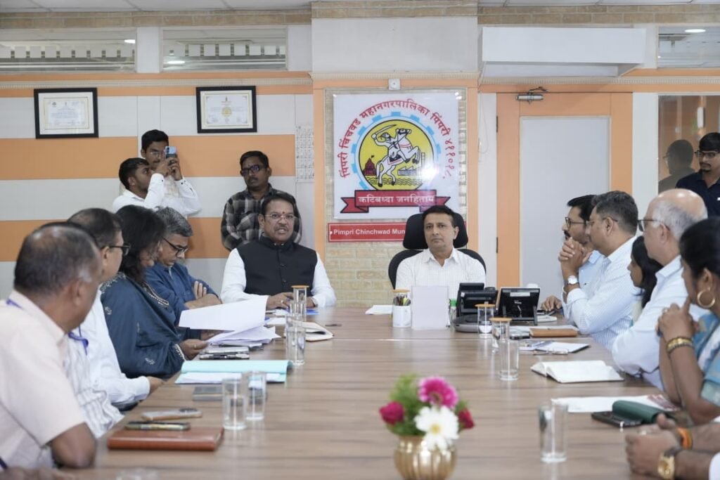मोठ्या प्रकल्पांपेक्षा मूलभूत सुविधा सोडविण्यावर भर द्या खासदार श्रीरंग बारणे यांच्या महापालिका प्रशासनाला सूचना महापालिकेत आढावा बैठक