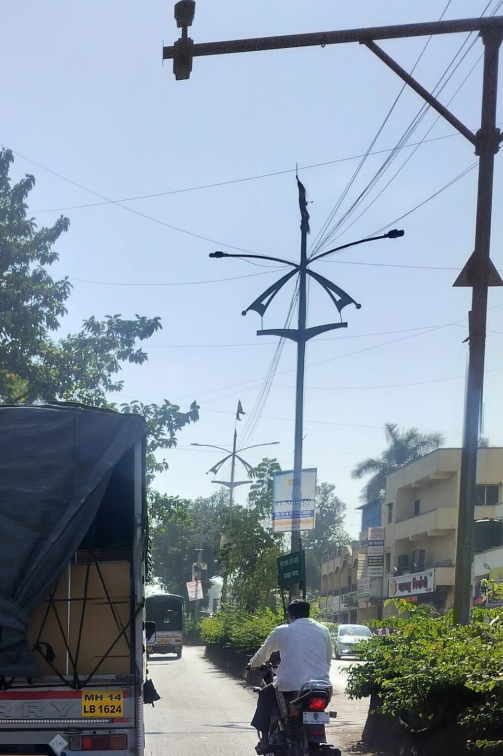 विद्युत पोलवरील केबलच्या बेकायदेशीर जाळ्यावर कारवाईची मागणी; शिवसेनेकडून आयुक्तांना निवेदन