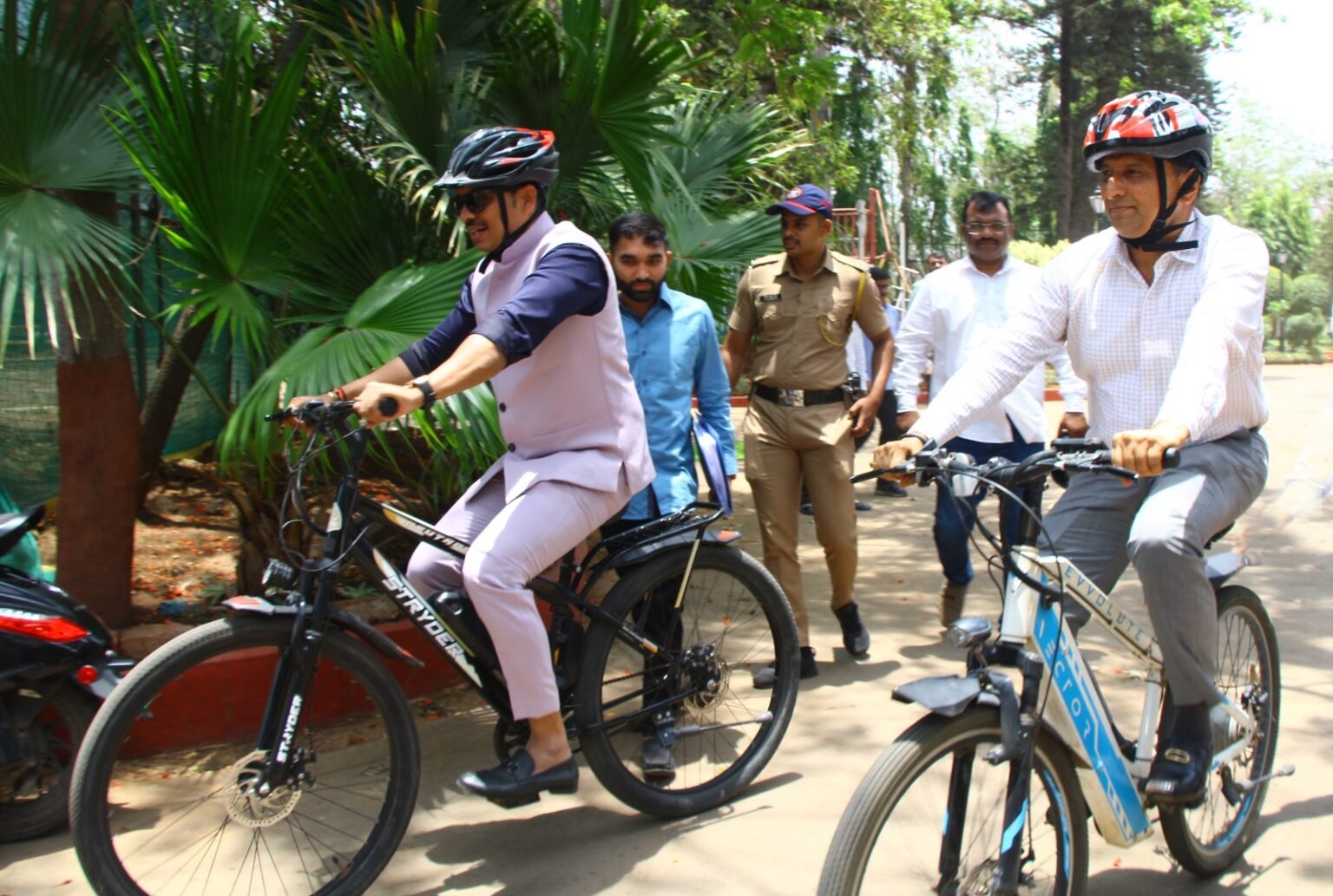 पंतप्रधान नरेंद्र मोदी यांच्या आवाहनाला प्रतिसाद देत महापौर रवि लांडगे यांचा सायकलने प्रवास