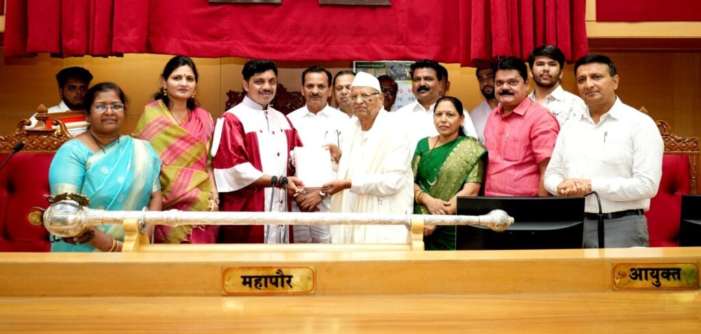 ज्येष्ठ तबलावादक धोंडीराम सायकर यांचा महापालिकेकडून मानपत्र देऊन सन्मान