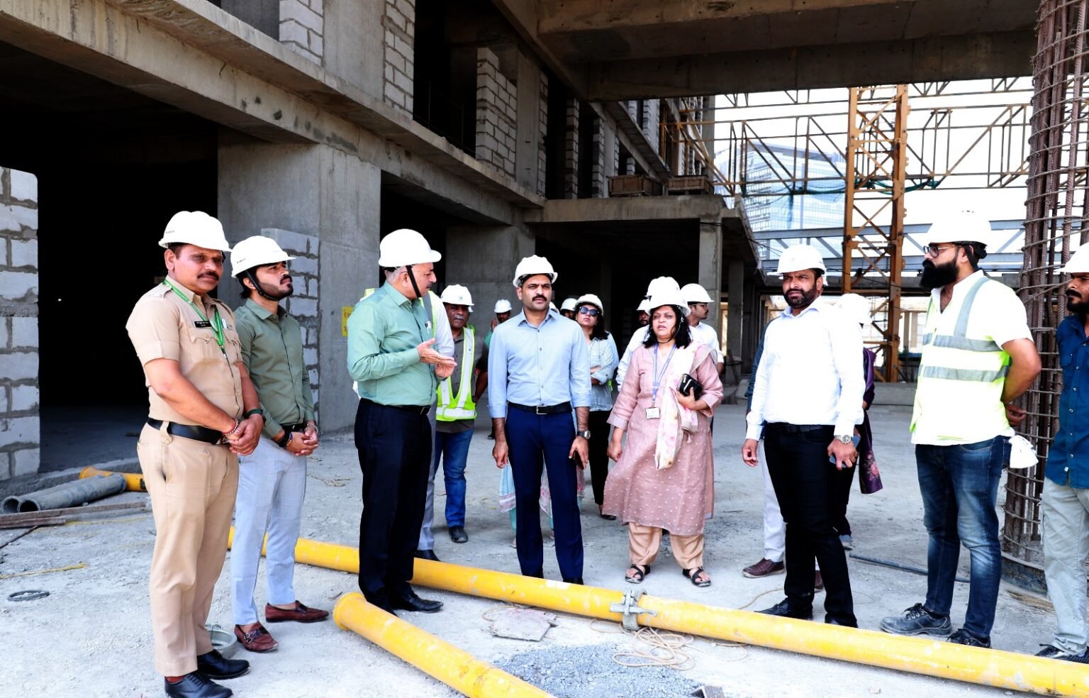 पिंपरीतील नवीन प्रशासकीय इमारत आणि डेअरी फार्म रेल्वे उड्डाणपूल प्रकल्पाच्या कामांची अतिरिक्त आयुक्त कुलदीप जंगम यांच्याकडून पाहणी