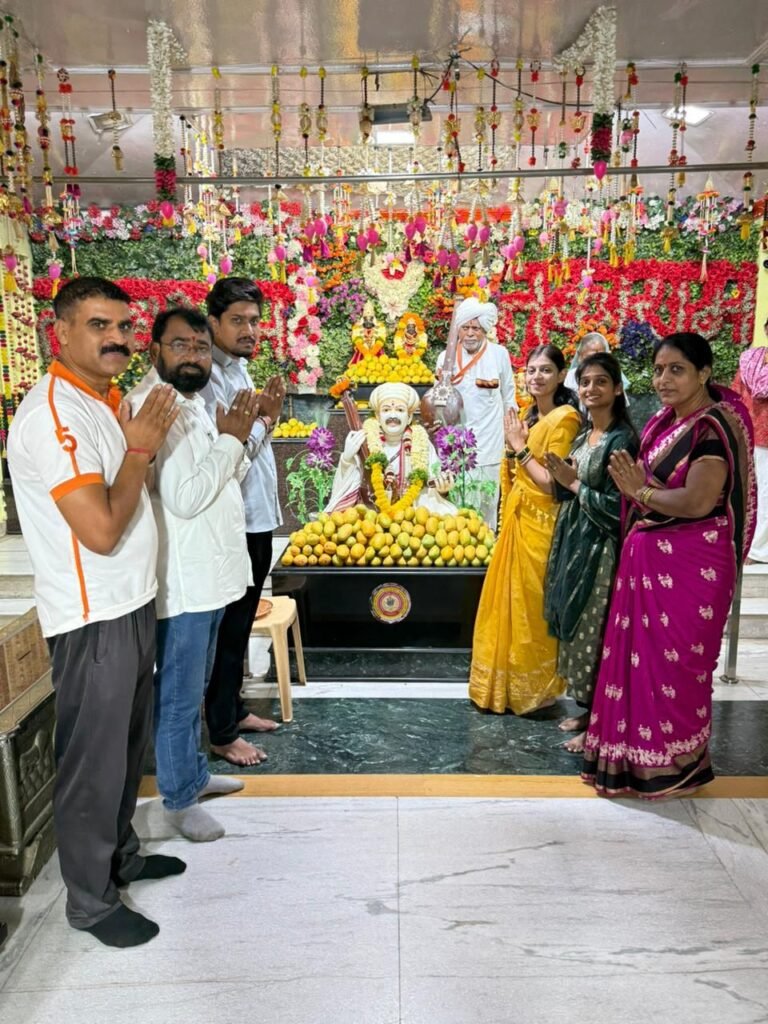 अरुण पवार व बालाजी पवार यांच्यातर्फे जगद्गुरू तुकोबाचरणी केशर आंब्याची रास