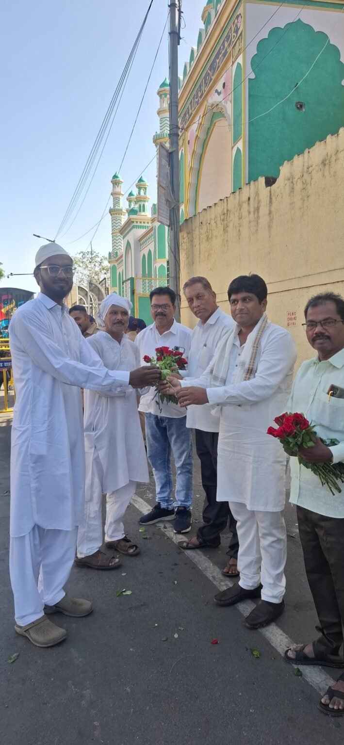 बकरी ईद निमित्त काँग्रेस कडून मोहब्बत का गुलाब देत शुभेच्छा