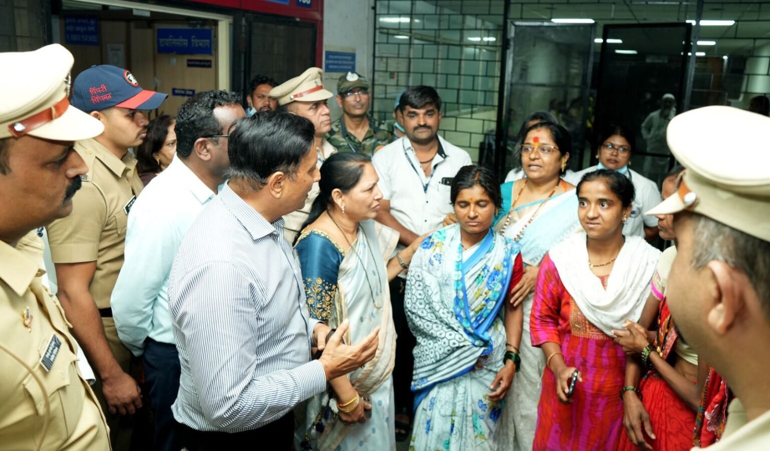 फुगेवाडी विषारी दारू प्रकरण; वायसीएम रुग्णालयात दाखल रुग्णांच्या प्रकृतीची महापालिका आयुक्तांकडून विचारपूस