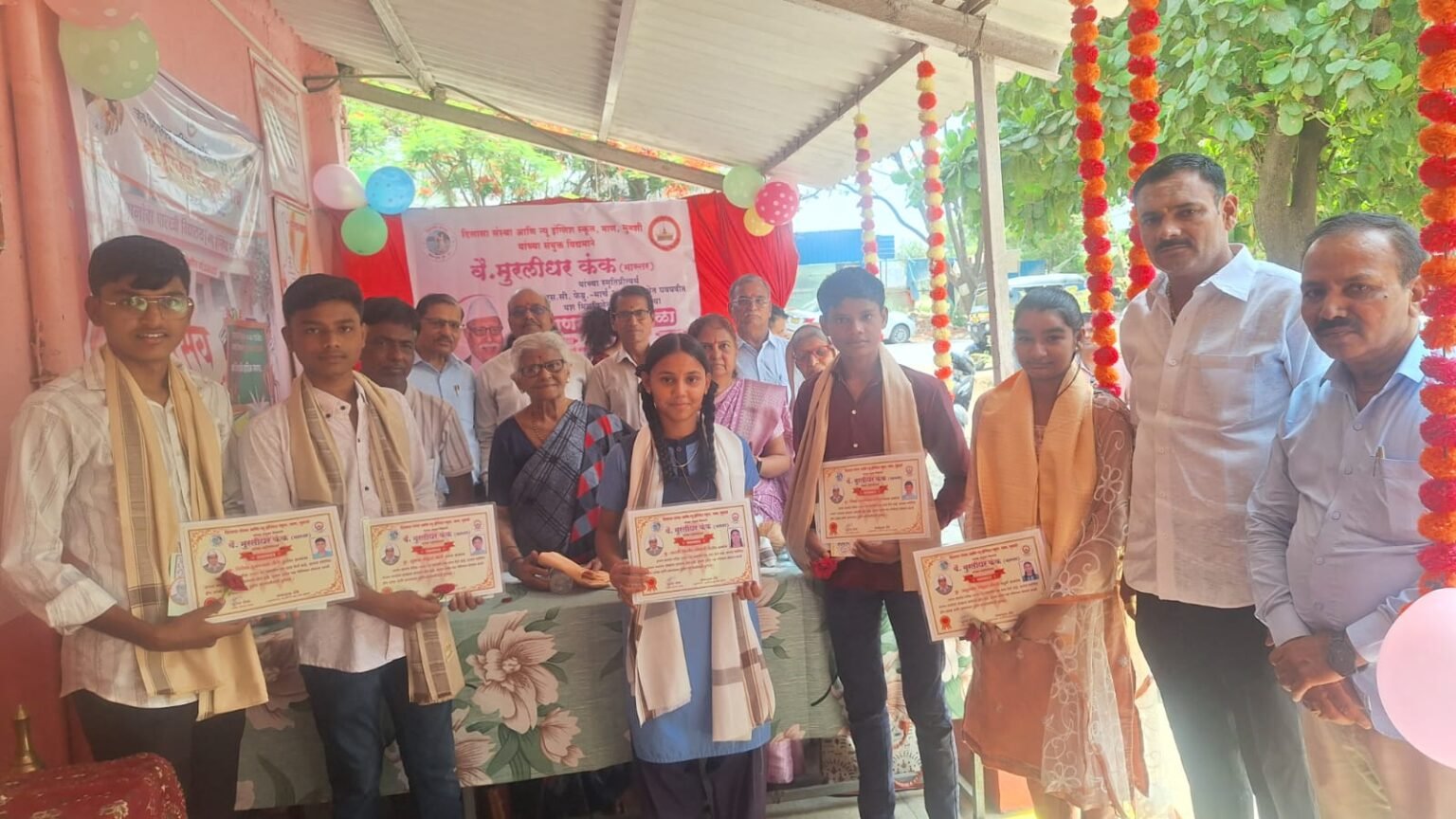शाळेचा पहिला दिवस… प्रार्थना, वृक्षारोपण, कविता, एस एस सी परीक्षेत घवघवीत यश मिळविलेल्या विद्यार्थ्यांच्या सन्मान सोहळ्याने गाजला