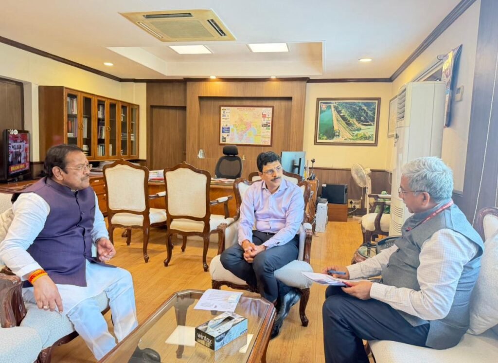 कामशेतमधील पॅराग्लायडिंग हिलला अडथळा ठरणाऱ्या वीजवाहिनीच्या मार्गात बदल करा – खासदार श्रीरंग बारणे यांचे विद्युत विभागाच्या सचिवांना साकडे