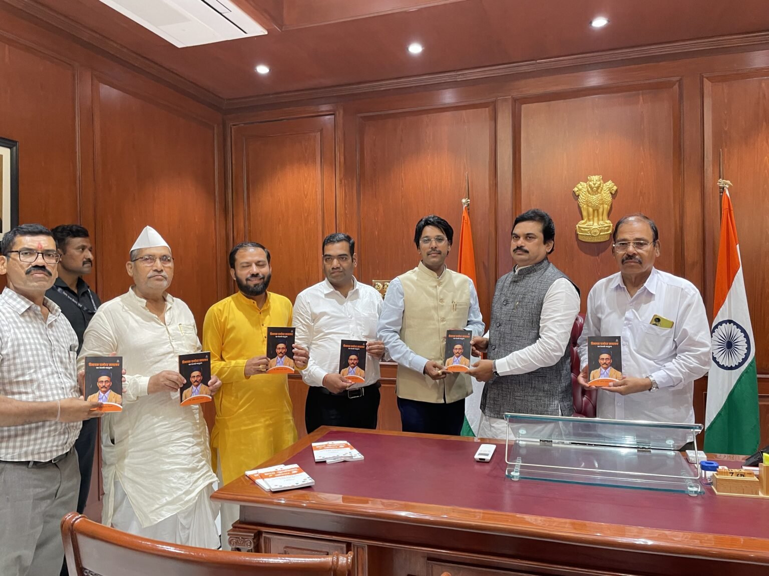 विधान भवनात ‘स्वातंत्र्यवीर सावरकर’ पुस्तकाचे प्रकाशन; सावरकरांना भारतरत्न देण्याची डॉ. अमित नेमाणे यांची मागणी