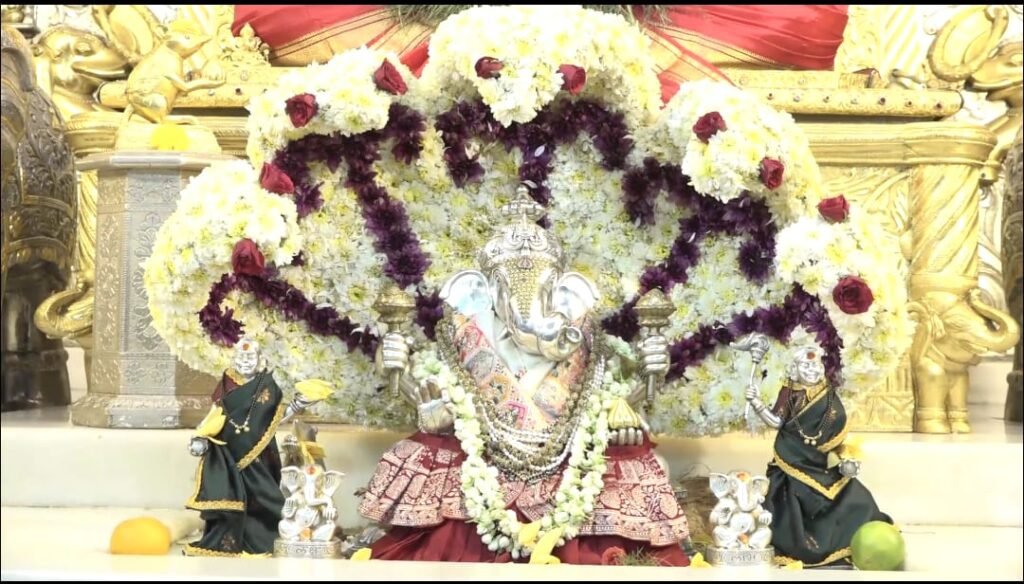 शेषात्मज गणेश जयंतीनिमित्त ‘दगडूशेठ’ गणपती मंदिरात शेषनागाच्या प्रतिकृतीची पुष्पसजावट