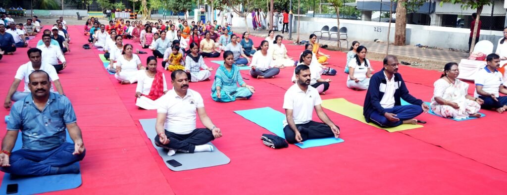 आंतरराष्ट्रीय योग दिनानिमित्त पिंपरी चिंचवड महानगरपालिका व योग विद्या धाम यांच्या संयुक्त विद्यमाने योगाभ्यास कार्यक्रम उत्साहात संपन्न