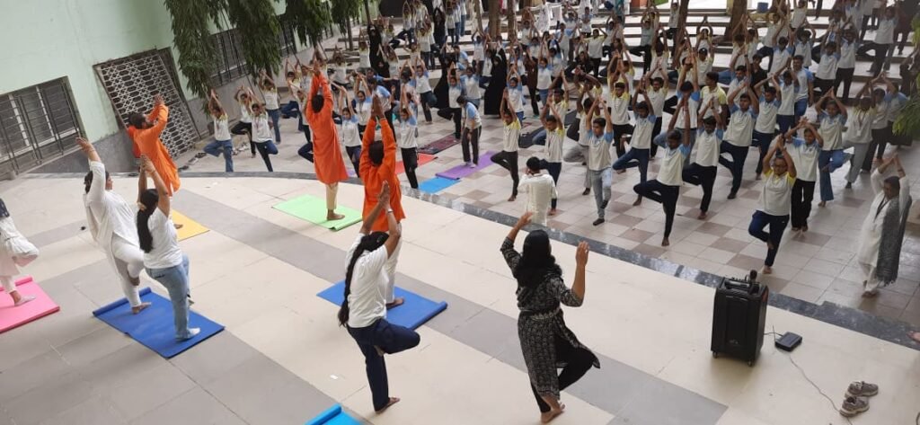 चिंचवड येथील प्रतिभा महाविद्यालयात आंतरराष्ट्रीय योग दिन व महिला सुरक्षा सत्र उत्साहात, विद्यार्थ्यांना आरोग्य व सुरक्षिततेचे धडे