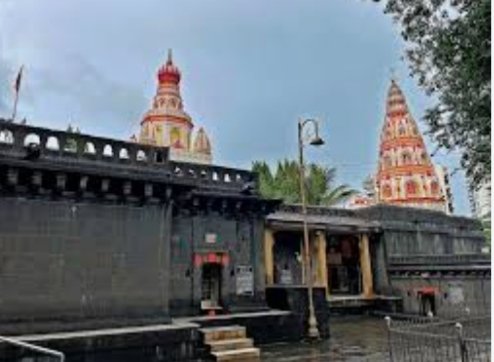 चिंचवडगावातील महासिद्ध मोरया गोसावी मंदिर परिसरातील अनधिकृत स्टॉलधारकांवर कारवाईची मागणी; नगरसेवक सुरेश भोईर यांचे प्रशासनाला निवेदन