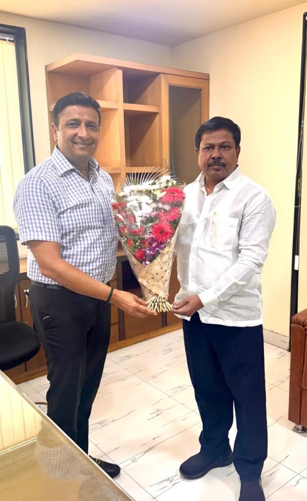 विधानसभा उपाध्यक्ष अण्णा बनसोडे यांनी महापालिका आयुक्त डॉ. विजय सूर्यवंशी तसेच अधिकाऱ्यांसमवेत घेतली बैठक