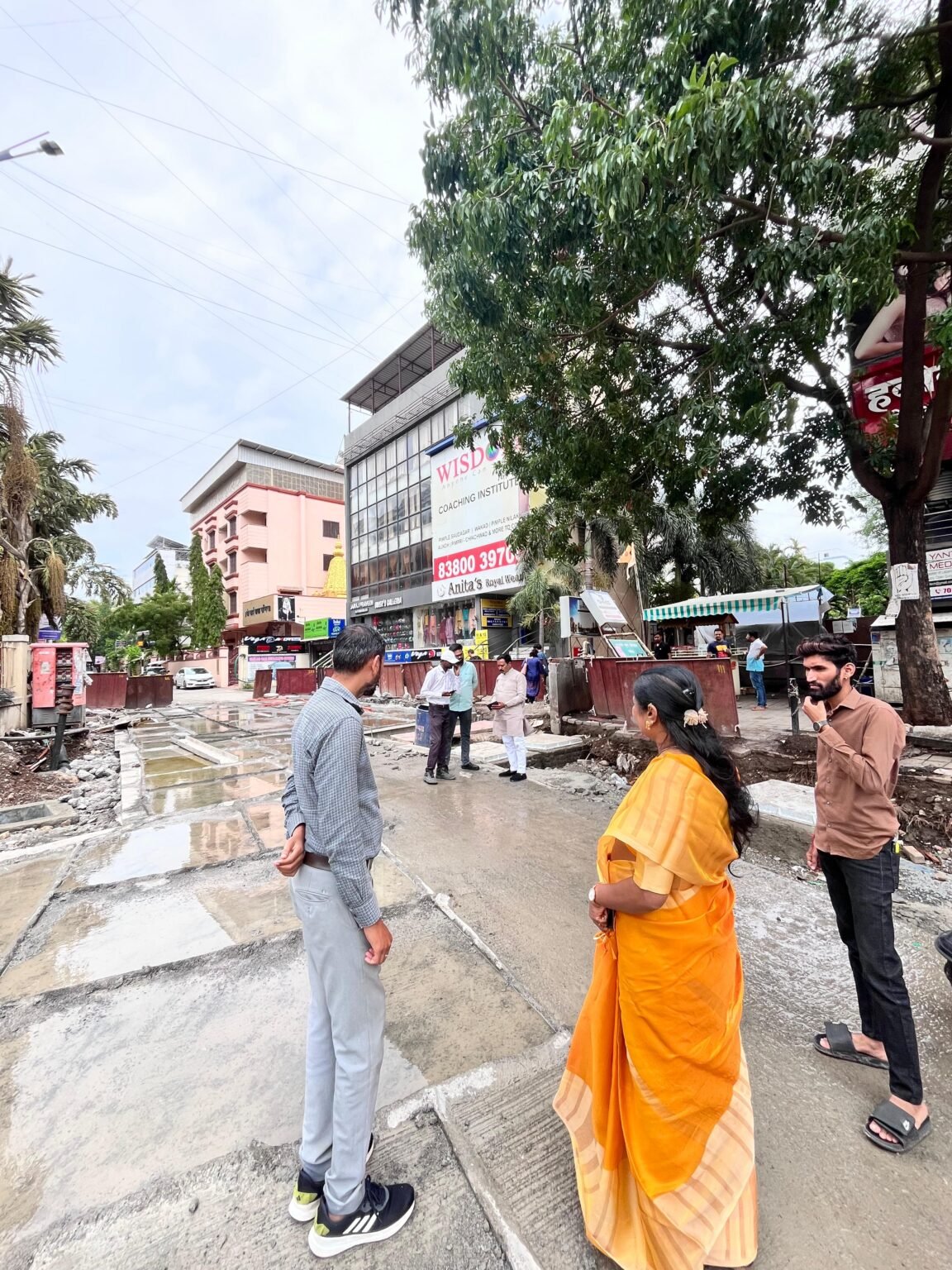 नगरसेविका डॉ. कुंदा संजय भिसे यांची छत्रपती चौक येथे पाहणी; वाहतूक कोंडीची दखल घेत दोन दिवसांत रस्ता खुला करण्याचे निर्देश