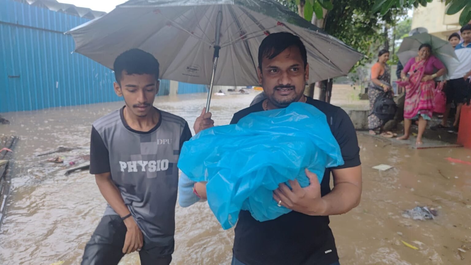 पूरबाधित भागातील १८८० व्यक्तींचे सुरक्षित ठिकाणी स्थलांतर