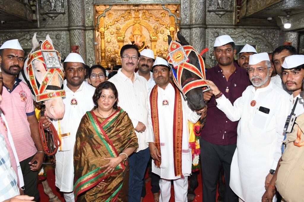 माऊलींच्या मानाच्या अश्वांची ‘दगडूशेठ’ गणपतीला अनोखी मानवंदना
