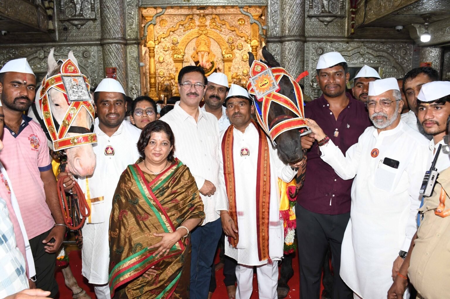 माऊलींच्या मानाच्या अश्वांची ‘दगडूशेठ’ गणपतीला अनोखी मानवंदना