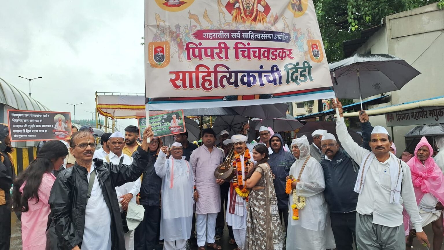 पिंपरी चिंचवडकर साहित्यिकांची दिंडी जगद्गुरु श्री संत तुकोबारायांच्या पालखी सोहळ्यात सहभागी