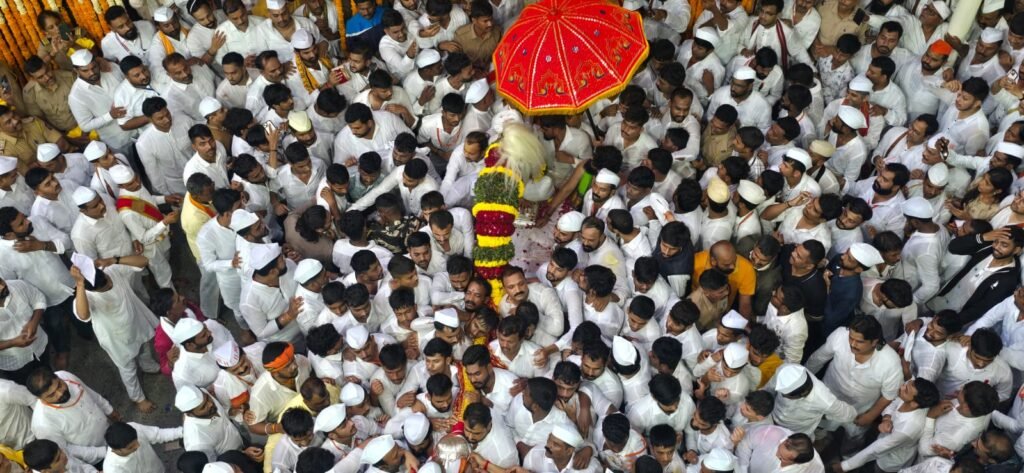 आळंदीतून माऊलींच्या पालखी सोहळ्याचे नामजयघोषात प्रस्थान हजारो वारक-यांची उपस्थिती ; श्रींचे चलपादुका पालखीची मंदिर प्रदक्षिणा
