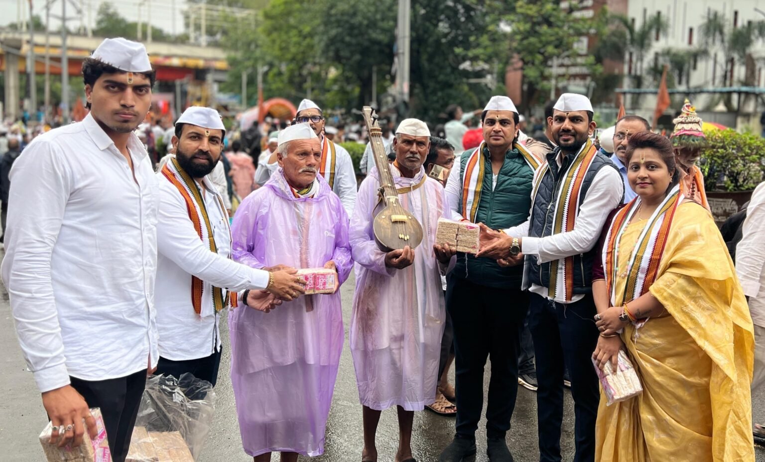 वारकऱ्यांसाठी पिंपरी चिंचवड ॲडव्होकेट्स बार असोसिएशनकडून फराळ वाटप