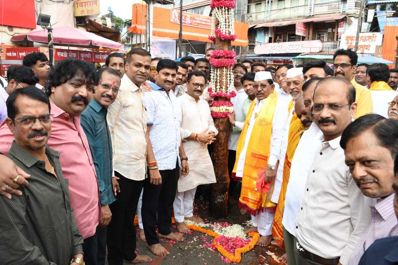 ‘दगडूशेठ’ गणपती ट्रस्टच्या गणेशोत्सवातील सजावटीचे वासापूजन उत्साहात