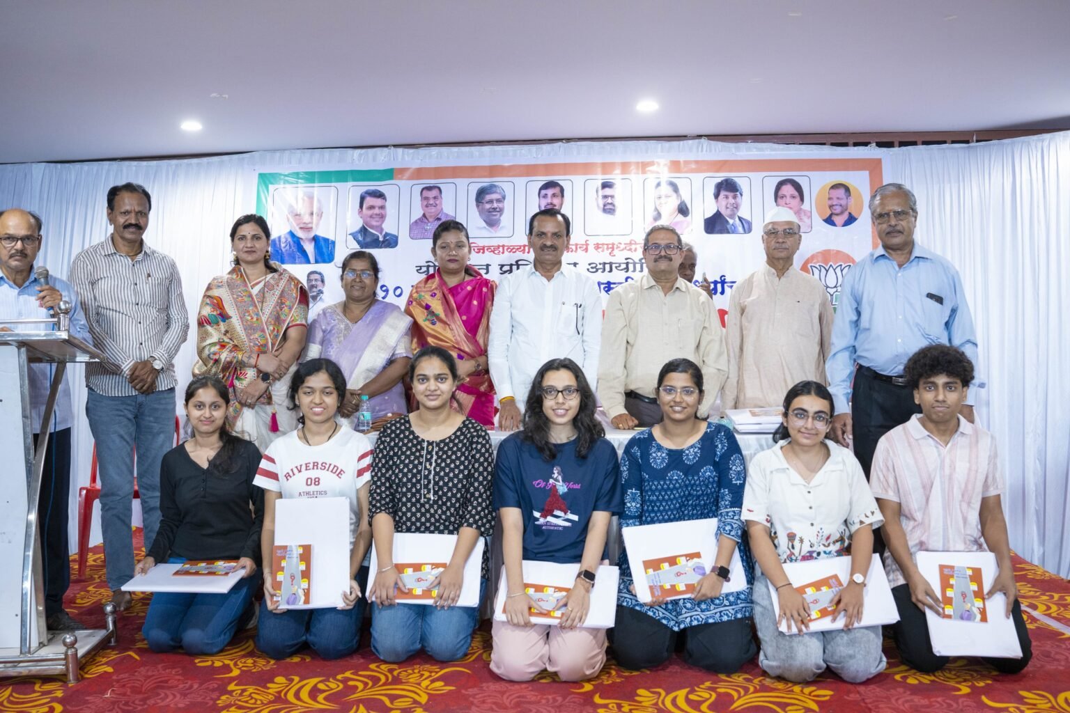 योगदान प्रतिष्ठानतर्फे दहावी-बारावीच्या २४२ गुणवंत विद्यार्थ्यांचा गौरव; विवेक वेलणकर यांचे प्रेरणादायी मार्गदर्शन