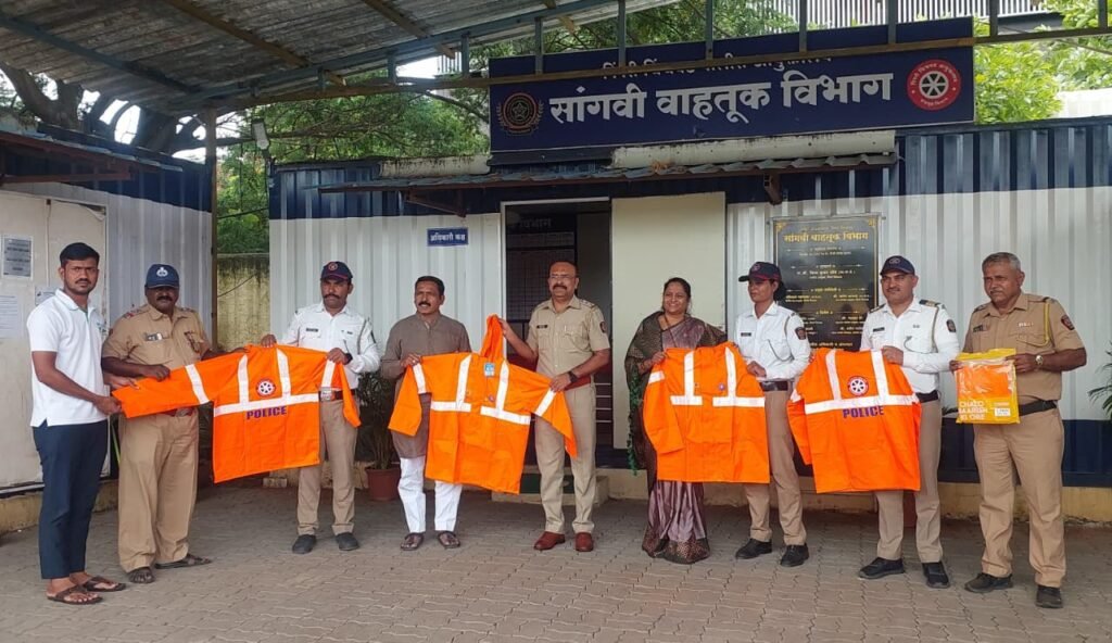 पावसात कर्तव्य बजावणाऱ्या वाहतूक पोलिसांच्या सुरक्षिततेसाठी उन्नती सोशल फाउंडेशनचा उपक्रम : सांगवी वाहतूक विभागातील पोलिसांना रिफ्लेक्टरयुक्त रेनकोटचे वाटप