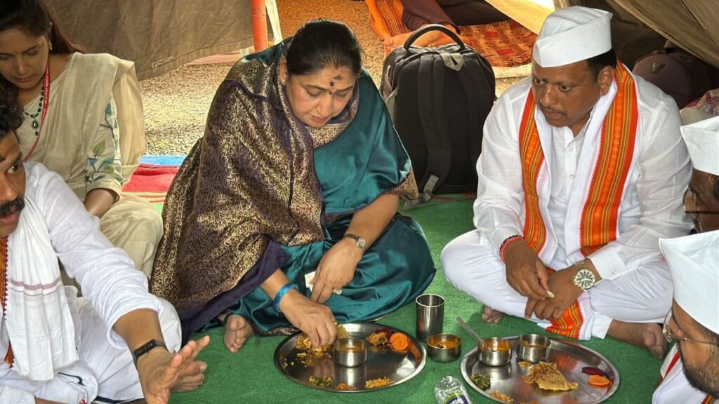 ‘माऊली’च्या चरणी उपमुख्यमंत्री सुनेत्रा अजित पवार; वारकऱ्यांसोबत सहभोजन करत अनुभवला भक्तीचा अविस्मरणीय सोहळा