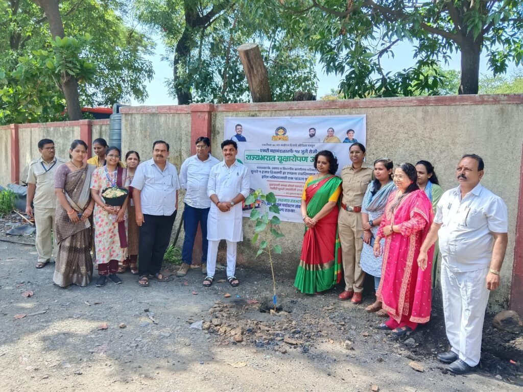 एस.टी. महामंडळाच्या ७८ व्या वर्धापन दिनानिमित्त वल्लभनगर एस.टी. स्थानकात वृक्षारोपण; महापौर रवि लांडगे यांचा पर्यावरण संवर्धनाचा संदेश