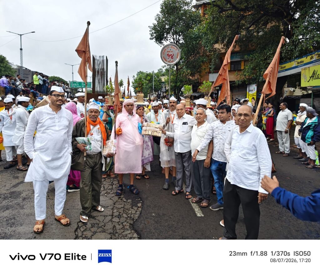 पिंपरी चिंचवड जैन महासंघाच्यावतीने वारकरी बंधू भगिनींना बिस्किटांचे वाटप