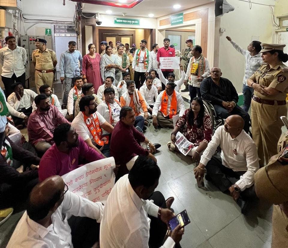 मोशी प्रकरणी कारवाईसाठी मनपा सभागृह प्रवेशद्वारासमोर ठिय्या आंदोलन, जोरदार घोषणांनी मनपा भवन दणाणले