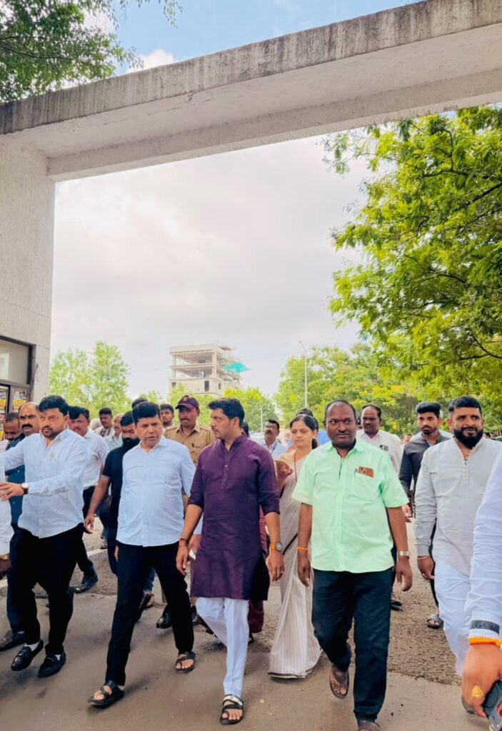 चिखली घरकुल परिसरातील पाणी साचण्याच्या समस्येवर कायमस्वरूपी तोडग्यासाठी महापौरांची पाहणी; संबंधित अधिकाऱ्यांना तातडीच्या उपाययोजनांचे निर्देश