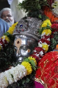 आषाढी एकादशी दिनी लाखावर भाविकांची आळंदीत दर्शनास गर्दी भाविकांना फराळ प्रसाद वाटप; इंद्रायणी नदी घाट भाविकांविना पोरका